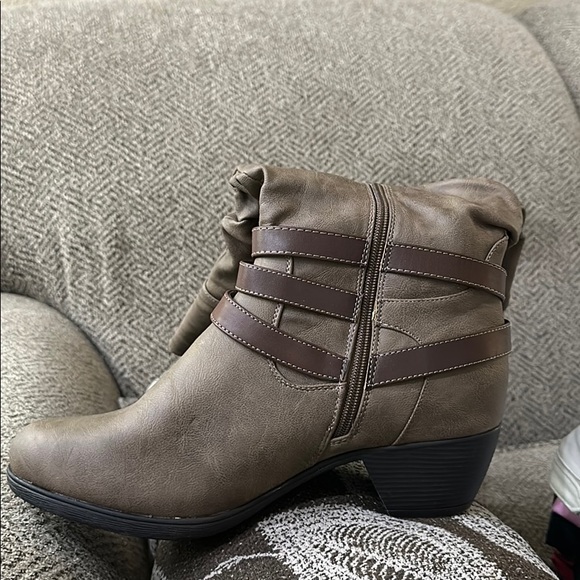 BRAND NEW wide legs boots. - Picture 3 of 4